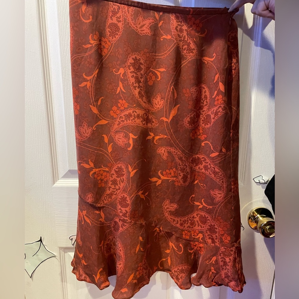 Mid-length flared skirt with pattern